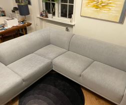 Meget snavset sofa